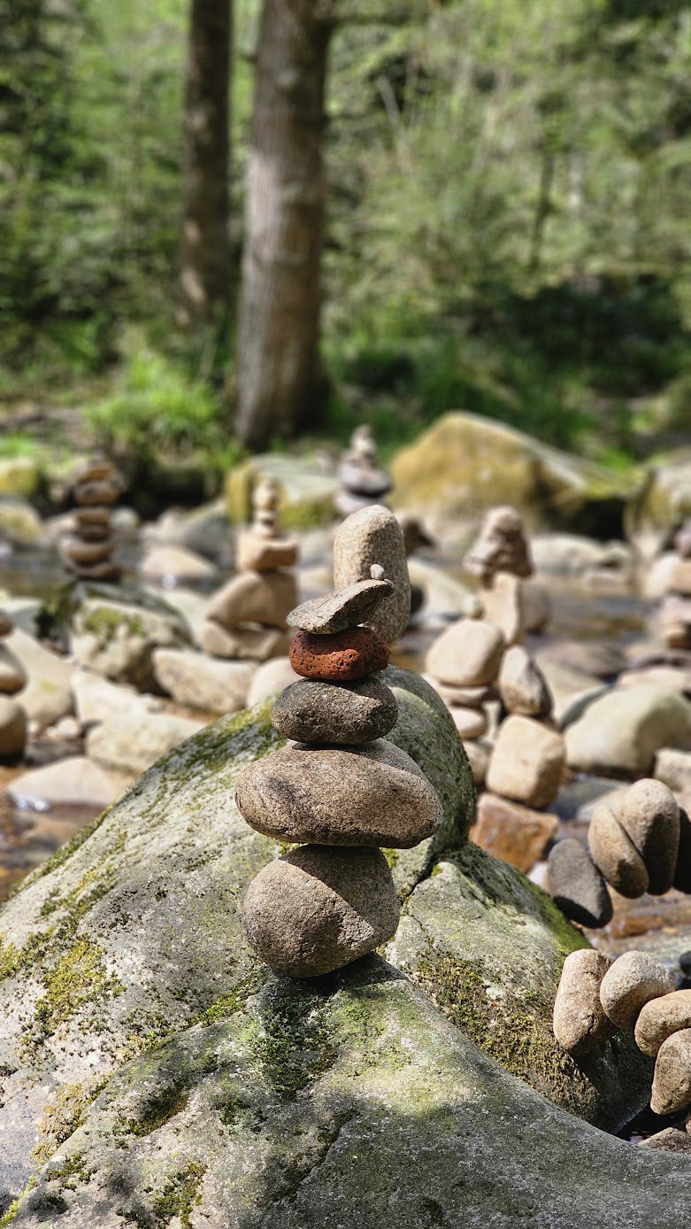 Un cairn de pierres empilées