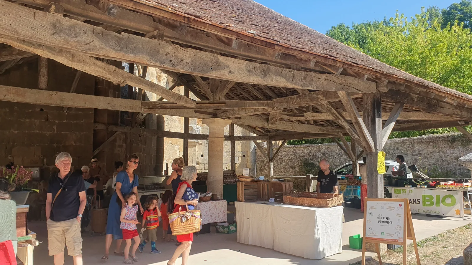 La halle du marché, le stand des Pains Sauvages au fond, déjà vidé