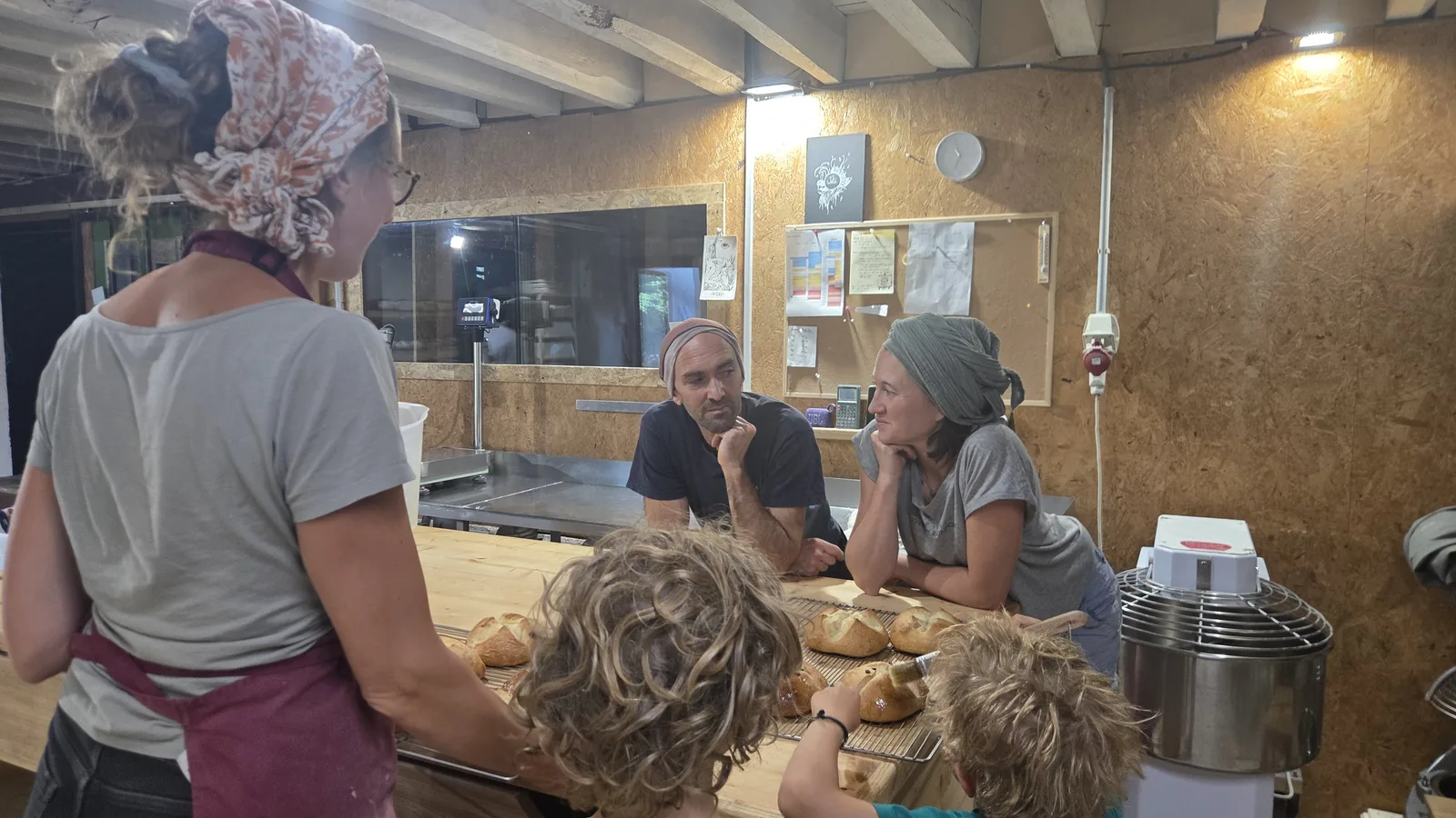 Tania et Damien au fournil, en discussion avec les enfants autour du pétrin