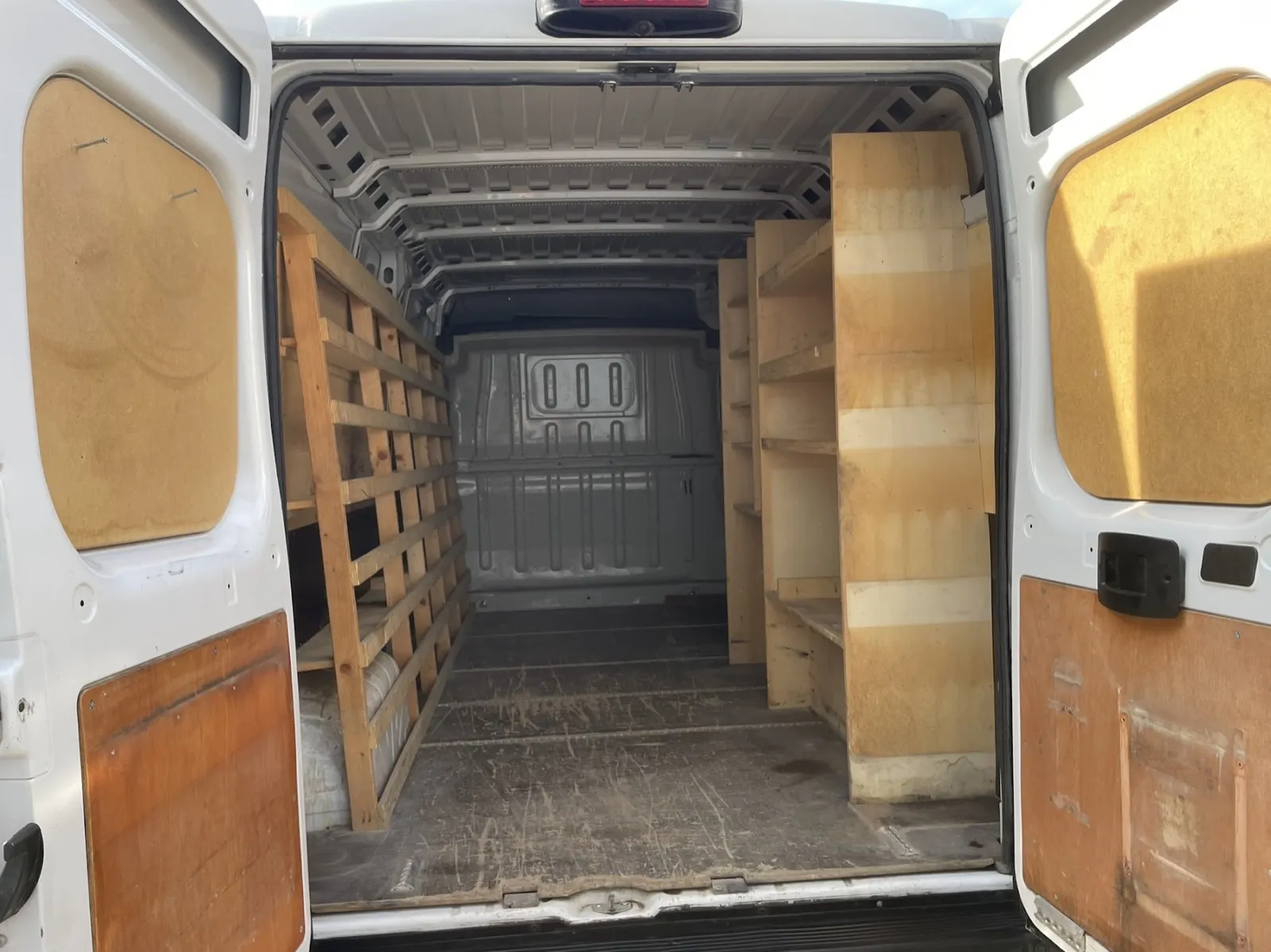Intérieur vide du fourgon Ducato avant aménagement