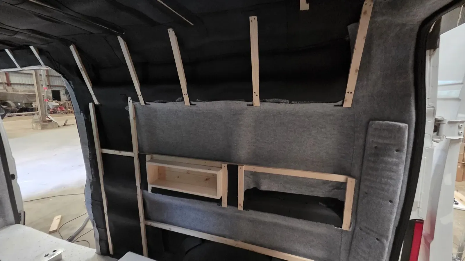 Van isolé, prêt pour l'habillage