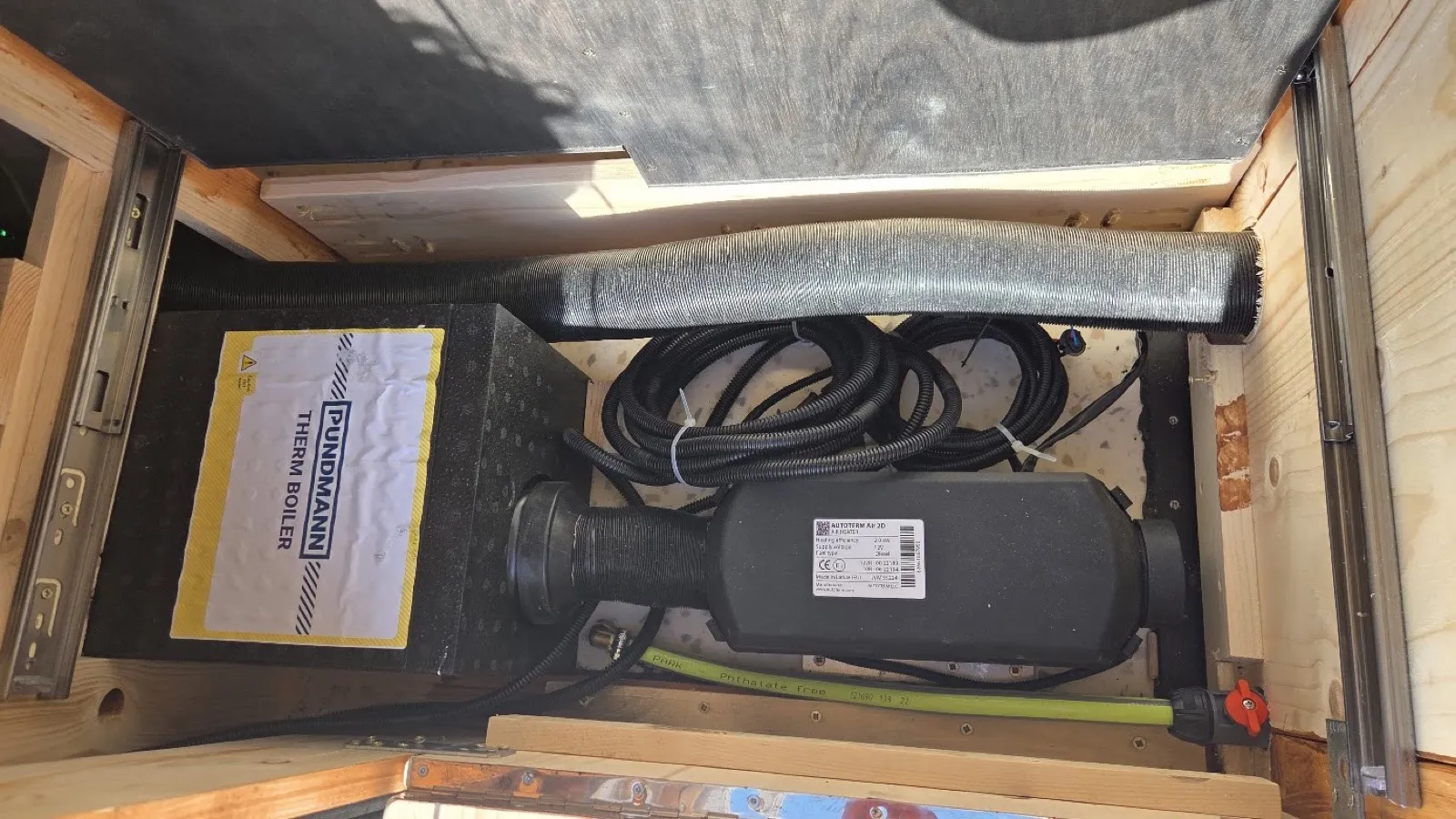 Chauffe-eau Pundmann et chauffage Autoterm installés dans le van